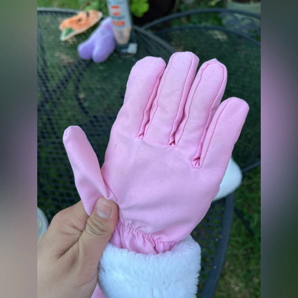 Sanrio Y2K hello kitty White Fuzzy Bucket Hat and gloves
